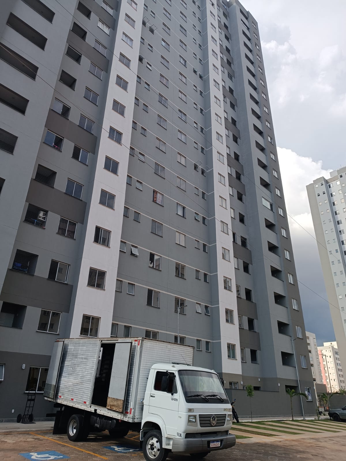 Caminhão no condomínio